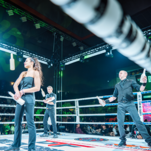 3 barmans qui font du flair bartending lors d'un gala de boxe